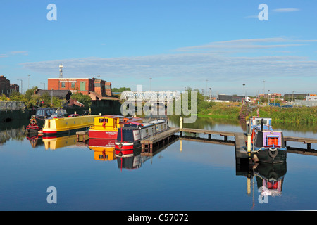 Barche e barconi ormeggiati a Doncaster Waterfront al di sotto del ponte nord Foto Stock