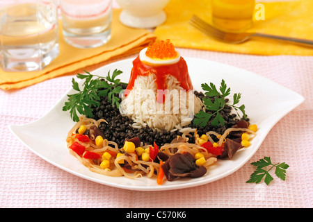 Insalata di riso con caviale di lenticchie. Ricetta disponibile. Foto Stock