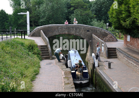 Narrowboat che unisce il fiume Severn da un canale di blocco, Stourport-on-Severn, Worcestershire, England, Regno Unito Foto Stock