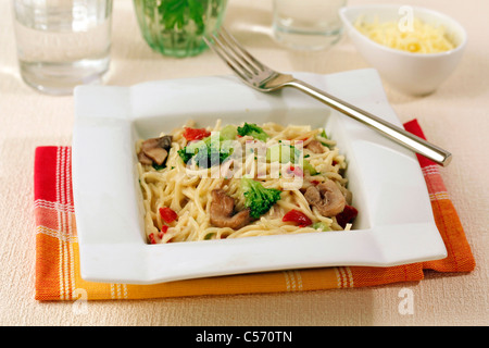 Spaghetti con broccoli e funghi. Ricetta disponibile. Foto Stock