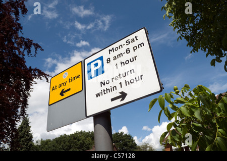 Strada parcheggio non firmare contro un cielo blu Foto Stock