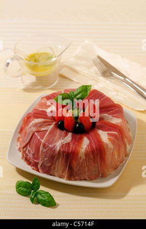 A forma di corona di riso con prosciutto. Ricetta disponibile. Foto Stock