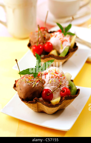 Tulip wafer con gelato e macedonia di frutta. Ricetta disponibile. Foto Stock