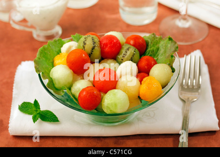 Macedonia di frutta con formaggio e salsa di yogurt. Ricetta disponibile. Foto Stock