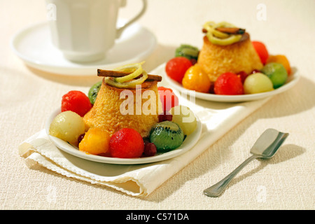 Creme caramel con frutti. Ricetta disponibile. Foto Stock