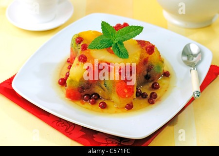 Gelatina di limoni con frutti. Ricetta disponibile. Foto Stock