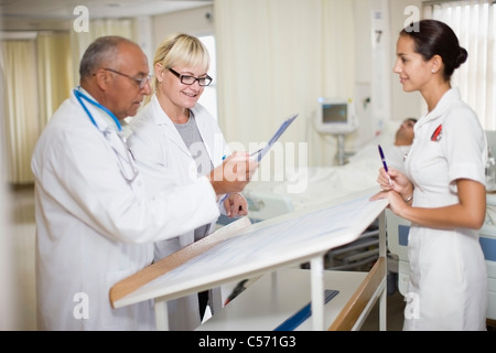 Medici con l infermiera nella stanza di ospedale Foto Stock