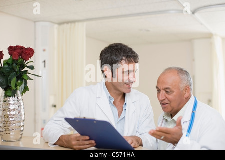 I medici parlano in ospedale Foto Stock