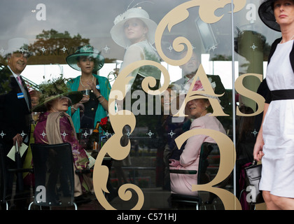 Royal Ascot gara cavallo da corsa Ladies giorno giovedì Foto Stock