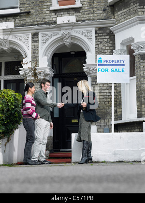 Agente immobiliare che mostra giovane proprietà in vendita Foto Stock