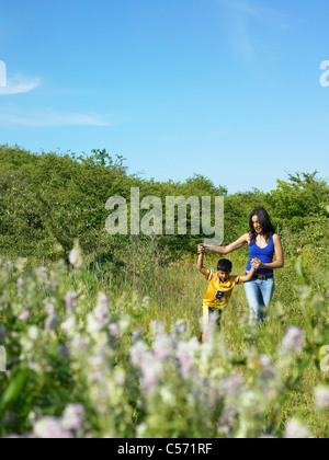 La madre e il figlio nel campo di fiori Foto Stock