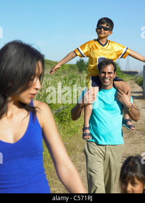 Famiglia camminando sulla strada rurale Foto Stock