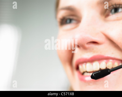 Close up della donna che indossa la cuffia Foto Stock