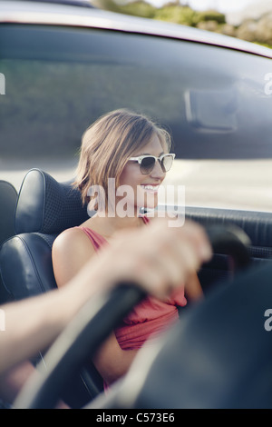 Equitazione donna nel convertibile Foto Stock