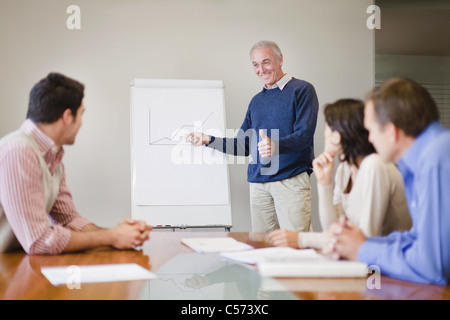 Imprenditore presentando grafico in riunione Foto Stock