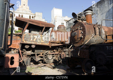 Rusty locomotive a vapore in attesa di restauro, Havana, Cuba Foto Stock