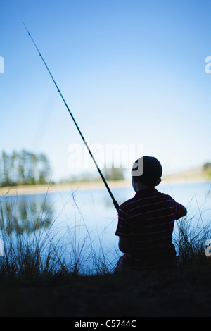 Ragazzo di pesca in lago Foto Stock