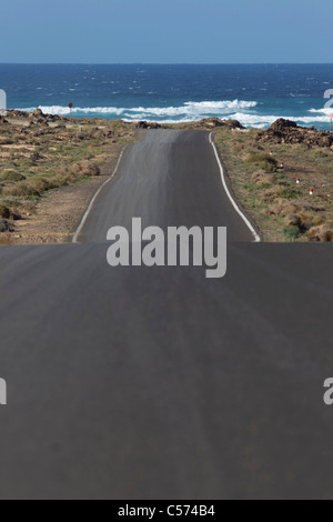 Strada asfaltata che porta alla spiaggia Foto Stock