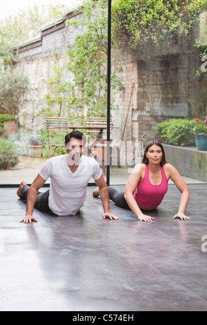 Matura la pratica dello yoga insieme a casa Foto Stock