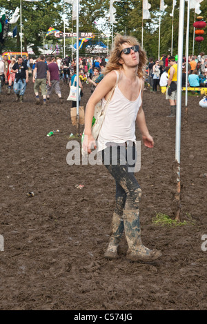 Giovane uomo in ballo nel fango, Glastonbury Festival 2011 Foto Stock