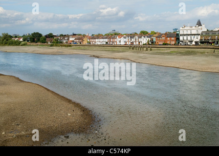 La bassa marea Fiume Tamigi bassa marea a Barnes il sud ovest di Londra dal lato di Chiswick cercando di fronte al villaggio di Barnes. HOMER SYKES Foto Stock