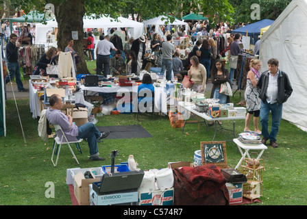 Fiera estiva annuale del villaggio di Barnes. Persone che vendono oggetti domestici indesiderati a mano di econd. Anni '2011 2010 Barnes sud-ovest di Londra Regno Unito HOMER SYKES Foto Stock