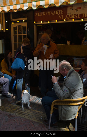 Negozio di vendita Vlaamse frites il belga chip lungo Warmoestraat centrale città di Haarlem Paesi Bassi Europa Foto Stock