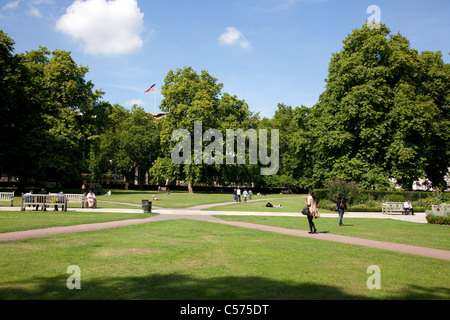 Grosvenor Square, Londra con l Ambasciata degli Stati Uniti in background Foto Stock