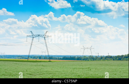 Torre elettrica su uno sfondo di cielo blu Foto Stock