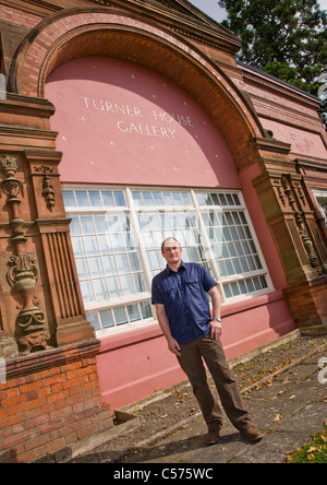 David Drake, direttore Ffotogallery, al di fuori di Turner House Gallery in Penarth, Galles del Sud Foto Stock