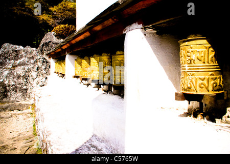 Tempio buddista e pregando ruote, Campo Base Everest trail, Nepal, decorazioni Religiose, divinità, artefatti dèi, Buddha, Tem Foto Stock
