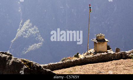 Tempio buddista e pregando ruote, Campo Base Everest trail, Nepal, decorazioni Religiose, divinità, artefatti dèi, Buddha, Tem Foto Stock