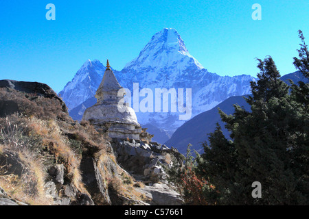 Tempio buddista e pregando ruote, Campo Base Everest trail, Nepal, decorazioni Religiose, divinità, artefatti dèi, Buddha, Tem Foto Stock
