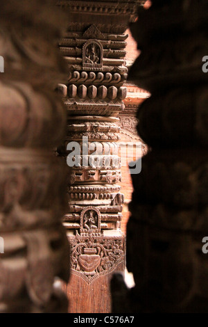 Intrinseca opera d'arte, teschi e facce, murale e incisioni su legno, Durbar Square, Kathmandu, Nepal, Sud-est asiatico, Foto Stock