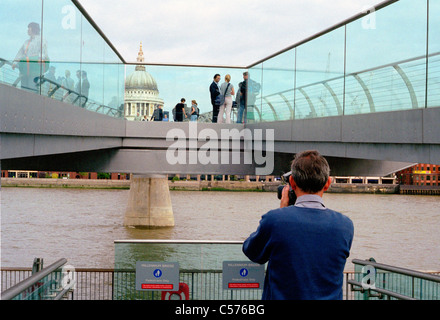 Martin Parr riprese per il Pet Shop ragazzo del 'London' pop video promo Foto Stock