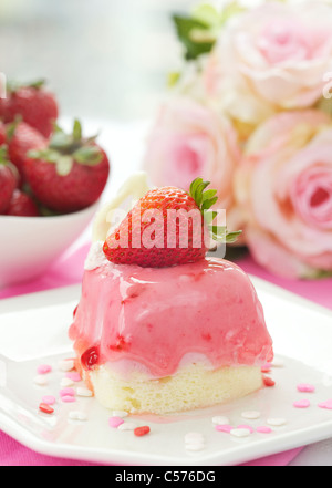 Fragola pan di spagna con fragole fresche sulla parte superiore Foto Stock