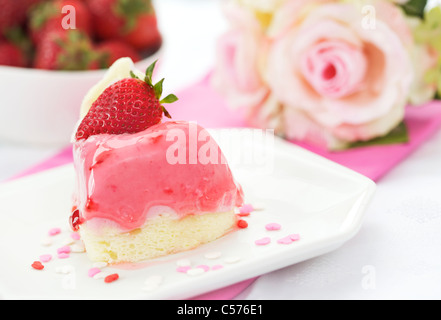 Fragola pan di spagna con fragole fresche sulla parte superiore Foto Stock