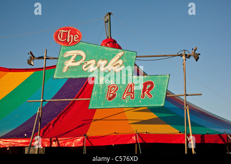 Fase di parcheggio bar, Glastonbury Festival 2011, Somerset, Inghilterra, Regno Unito. Foto Stock