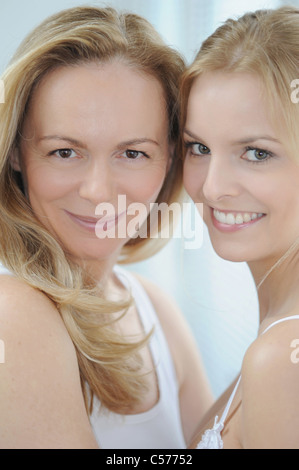 Madre e figlia insieme permanente Foto Stock