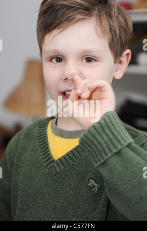 Ragazzo picking il suo naso Foto Stock