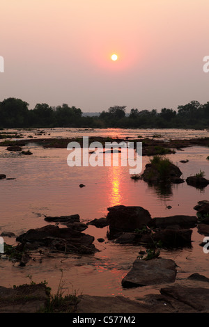 Alba sul fiume Zambesi, vicino a Victoria Falls. Foto Stock