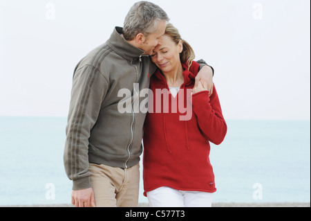 Giovane costeggiata sulla spiaggia Foto Stock