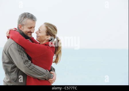 Giovane costeggiata sulla spiaggia Foto Stock