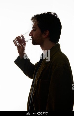Uomo di bere un bicchiere di acqua Foto Stock