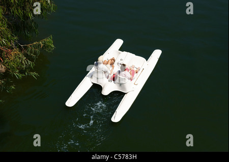 Matura in pedalò sul lago Foto Stock