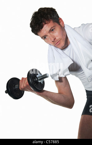 Basso angolo di visione dell'uomo sollevamento pesi Foto Stock