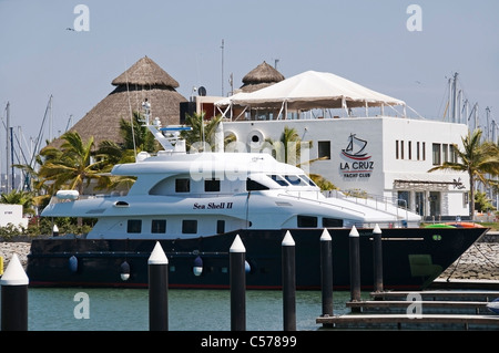 Uno yacht di lusso è ormeggiata presso il Marina Riviera Nayarit presso La Cruz. Foto Stock