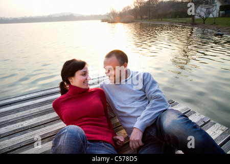 Accoppiare la posa sul pontile sul lago Foto Stock