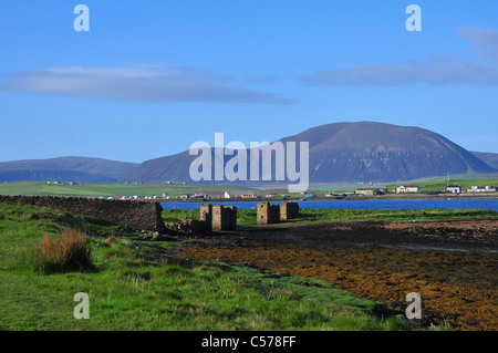 Città di Stromness sulla terraferma e l'isola Hoy, isole Orcadi, Scozia. Foto Stock