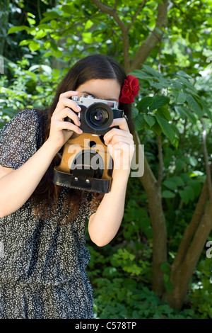 Giovane donna di scattare una foto Foto Stock